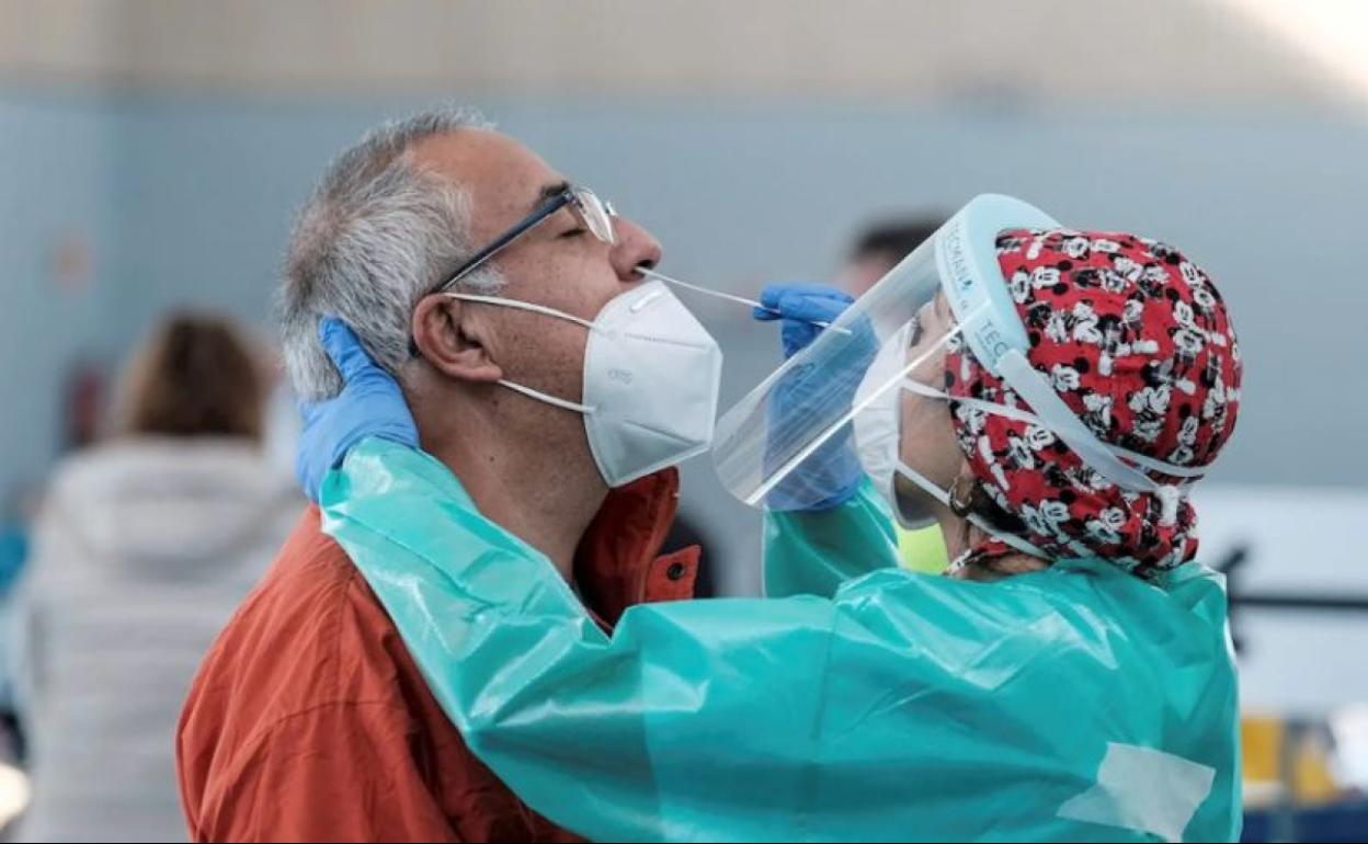 Pruebas covid durante un cribado masivo. 