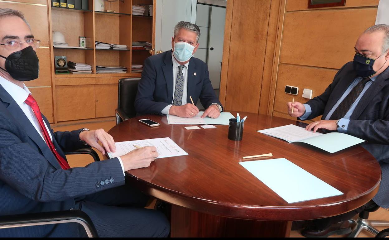 Imagen de la firma del acuerdo.