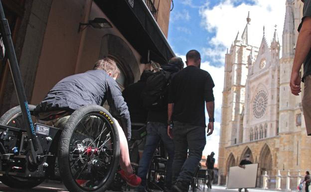 Imagen de un rodaje frente a la Catedral de León.