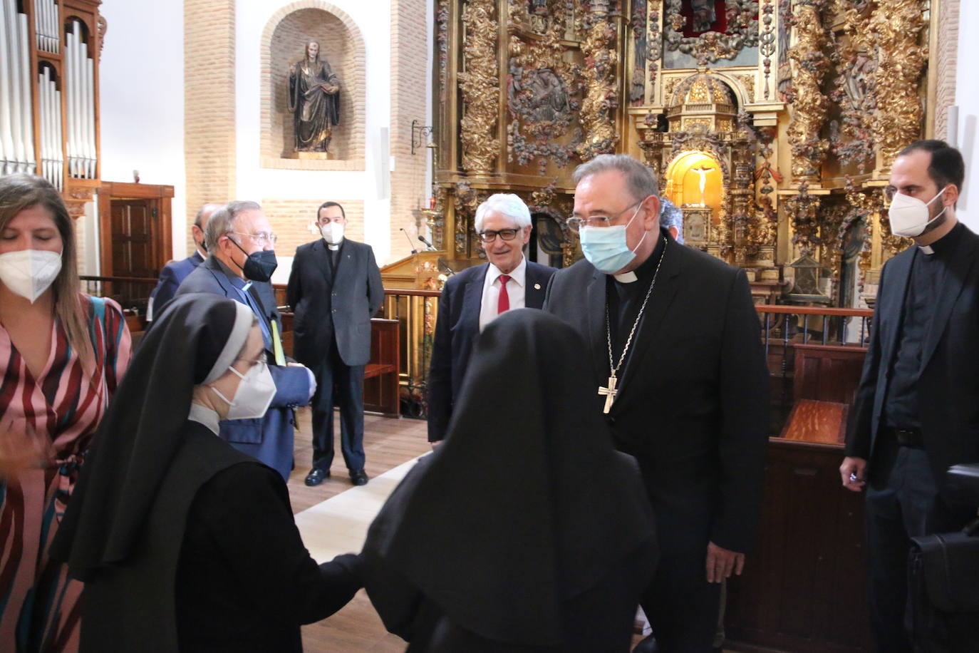 El Obispo de León bendice el mausoleo real en el que descansan los restos del monarca que unificó los reinos de León y Castilla y de sus cuatro esposas | «Es un día histórico para Sahagún» | El acto solemne se ha retrasado dos años a causa de la pandemia y ha contado con representación de la Junta, la Diputación, la villa y la Iglesia.