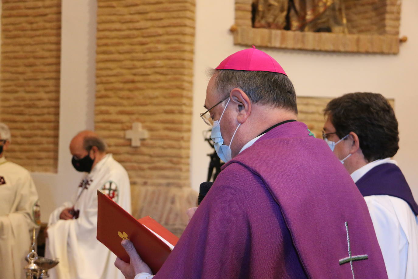 El Obispo de León bendice el mausoleo real en el que descansan los restos del monarca que unificó los reinos de León y Castilla y de sus cuatro esposas | «Es un día histórico para Sahagún» | El acto solemne se ha retrasado dos años a causa de la pandemia y ha contado con representación de la Junta, la Diputación, la villa y la Iglesia.