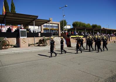 Imagen secundaria 1 - La UME condecora al jefe de Protección Civil Rubén Sande y distingue como soldado de honor al doctor Óscar Fernández