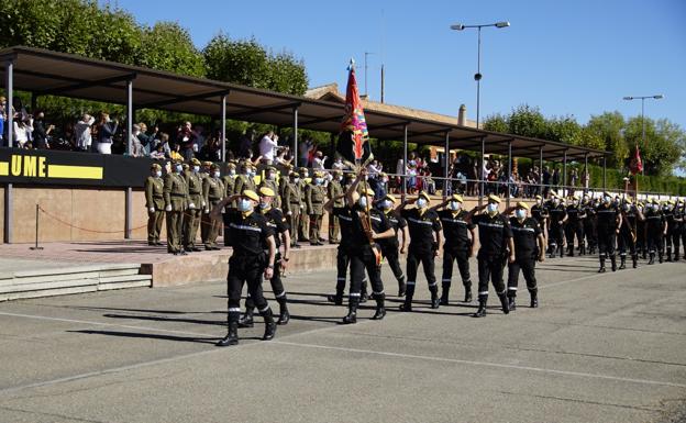 Imagen principal - La UME condecora al jefe de Protección Civil Rubén Sande y distingue como soldado de honor al doctor Óscar Fernández