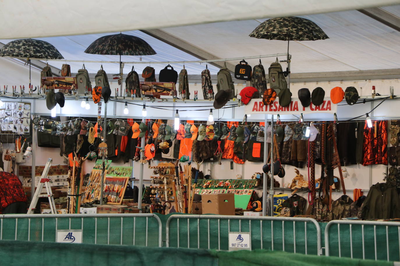 Los amantes de la aves se citan en la virgen del camino por la XXVI edición de las Jornadas Internacionales de Cetrería del Norte, tres días únicos en los que más de 10.000 personas disfrutarán de los vuelos de aves de caza, mercado y un sinfín de actividades . 