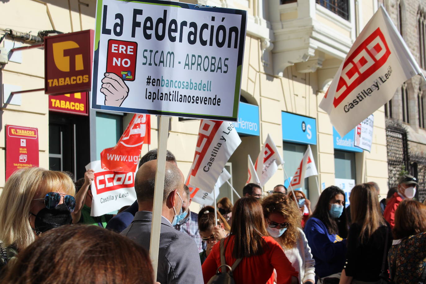 Los trabajadores de la entidad bancaria anuncian una nueva huelga el 15 de octubre si no avanzan, a su parecer, las negociaciones.