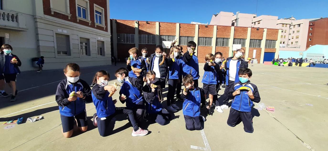 Un grupo de niños decora los plátanos de Canarias que comieron durante el recreo.