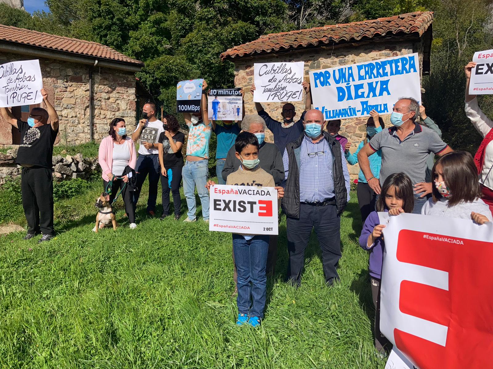 Los vecinos de Cubillas de Arbás se concentran para reclamar proyectos y bienes de primera necesidad.