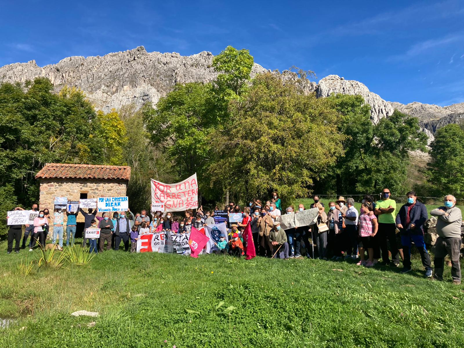 Los vecinos de Cubillas de Arbás se concentran para reclamar proyectos y bienes de primera necesidad.