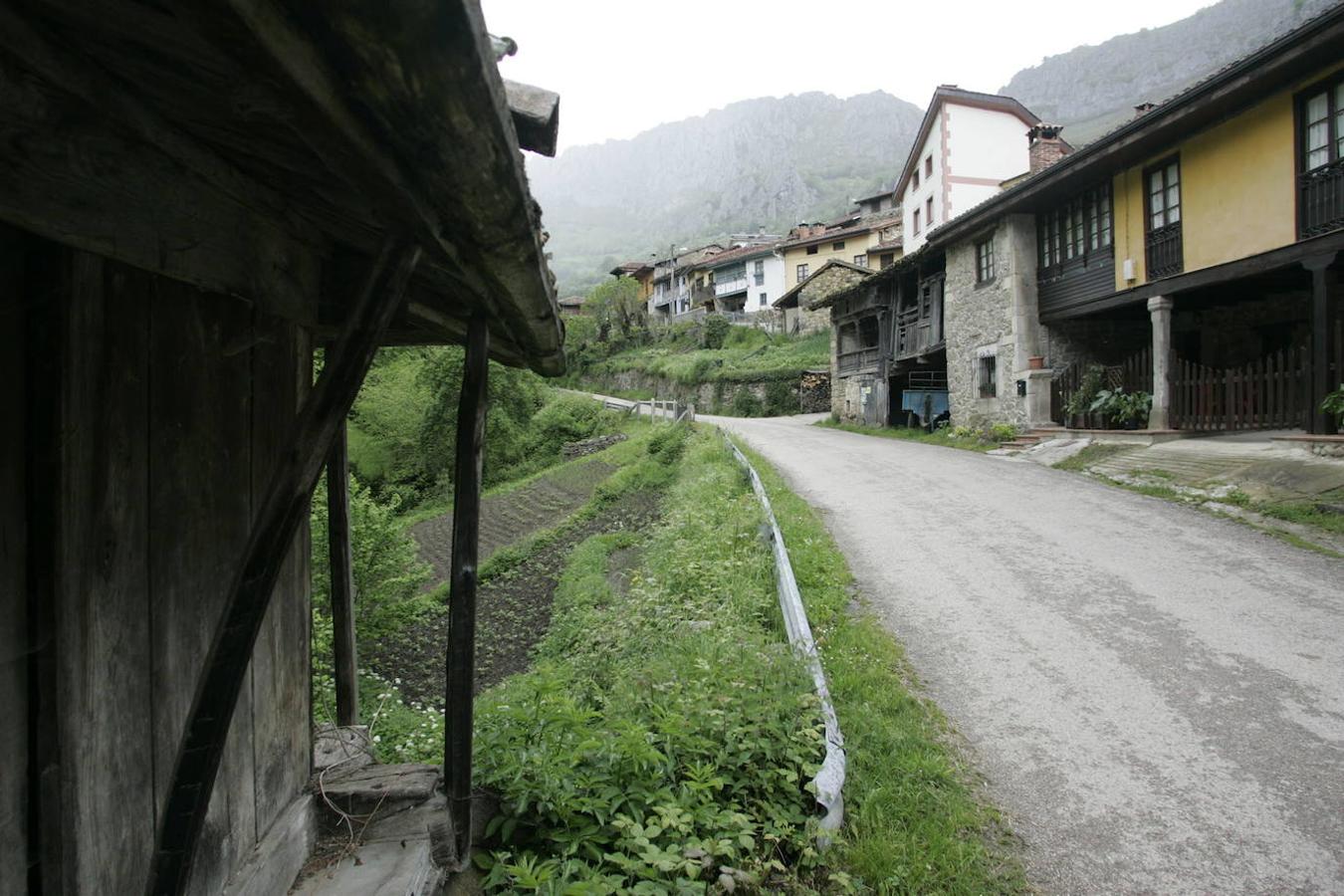 Caleao (Asturias): El pueblo de Caleao forma parte del concejo de Caso, en la comarca del Valle del Nalón y en pleno Parque natural de redes a 717 metros de altura. Además de su arquitectura popular perfectamente conservada, también se caracteriza por los maravillosos paisajes que lo rodean. Precisamente por eso ha sido catalogado Patrimonio de la Biosfera. Desde este pueblo parten también varias rutas de montaña, como la del Desfiladero de los Arrudos o la Ruta del Agua, plagada de fuentes y lavaderos.