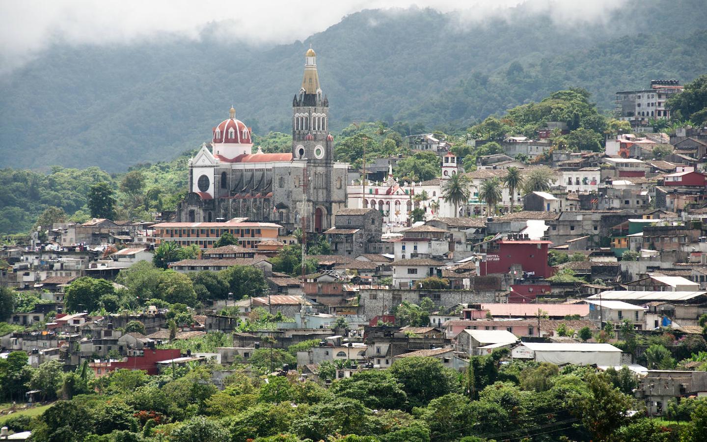 Cuetzalan (México): Este pueblo mejicano enclavado en medio de las montañas y en la sierra norte de Puebla, es otro de esos pueblos de montaña que te quedarán grabados en la memoria, Sus calles empedradas, sus monumentos cargados de historia y su entorno, lo convierten en otro de los pueblos más bonitos para visitar. También es un destino perfecto para el turismo de aventura y muy cerca de él se encuentran La Hamacas, un conjunto de pozas con una majestuosa cascada.