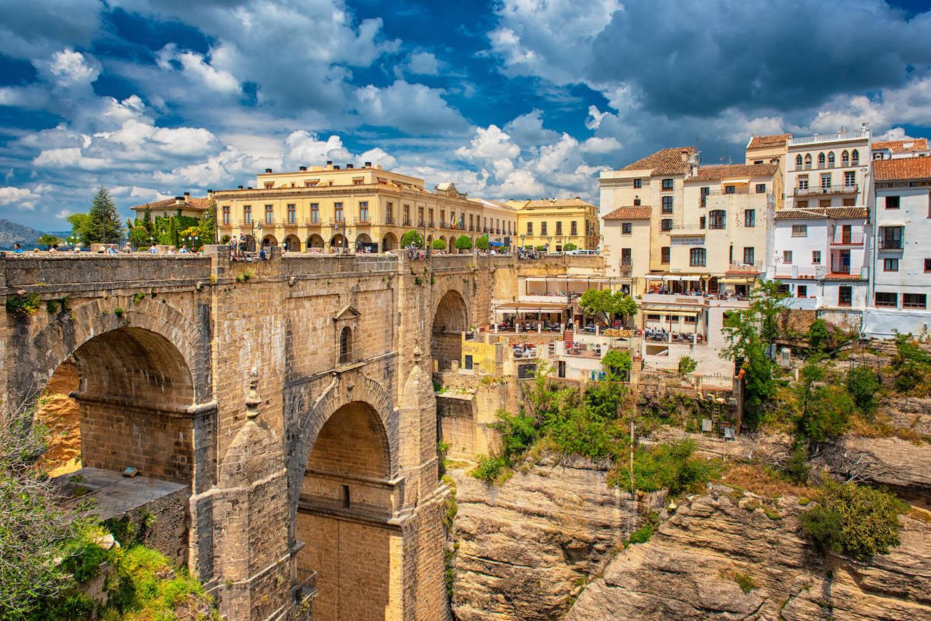 Ronda (Málaga): Si hay una imagen de Ronda conocida en todo el mundo, esa es sin lugar a dudas la icónica imagen de su Puente Nuevo y de su profundo desfiladero. Una localidad perteneciente a la provincia de Málaga en la que también encontrarás un entorno inigualable de naturaleza, numerosos miradores desde los que disfrutarlo, iglesias, murallas, jardines y rincones repletos de historia.