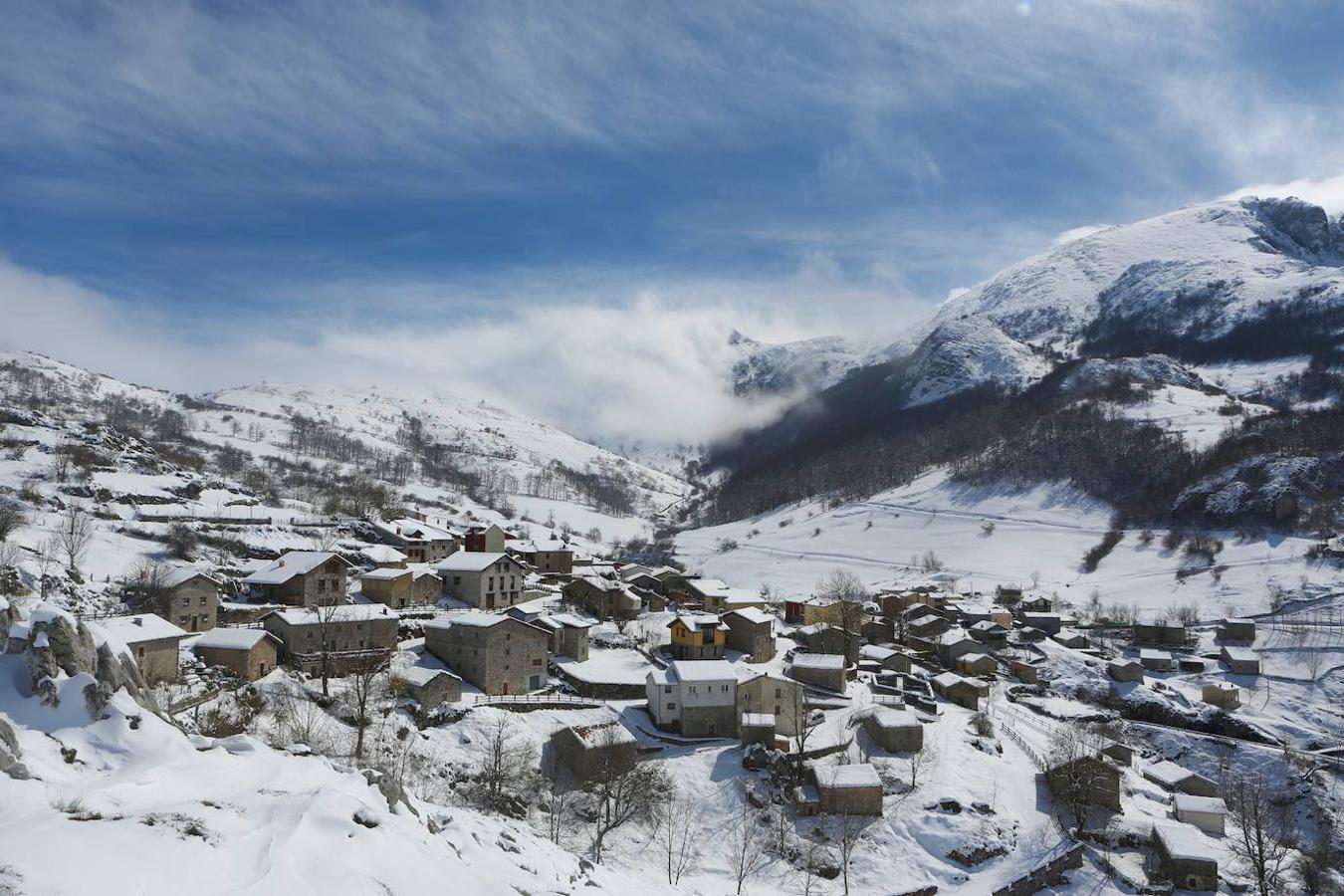 Sotres (Asturias): En Sotres encontrarás, no solo uno de los pueblos más altos de Asturias, sino también uno de esos pueblos de montaña repletos de encanto y de visita obligada para los amantes de la montaña. Una aldea ubicada a nada menos que 1.050 metros de altitud a la que podrás acceder a través de una carretera sinuosa desde Poncebos y donde encontrarás un lugar perfecto para iniciar rutas y escaladas, para disfrutar de su exquisita gastronomía, pero también para saborear el mejor queso Cabrales y es que en Sotres se encuentran un gran número de cuevas naturales de maduración del queso.