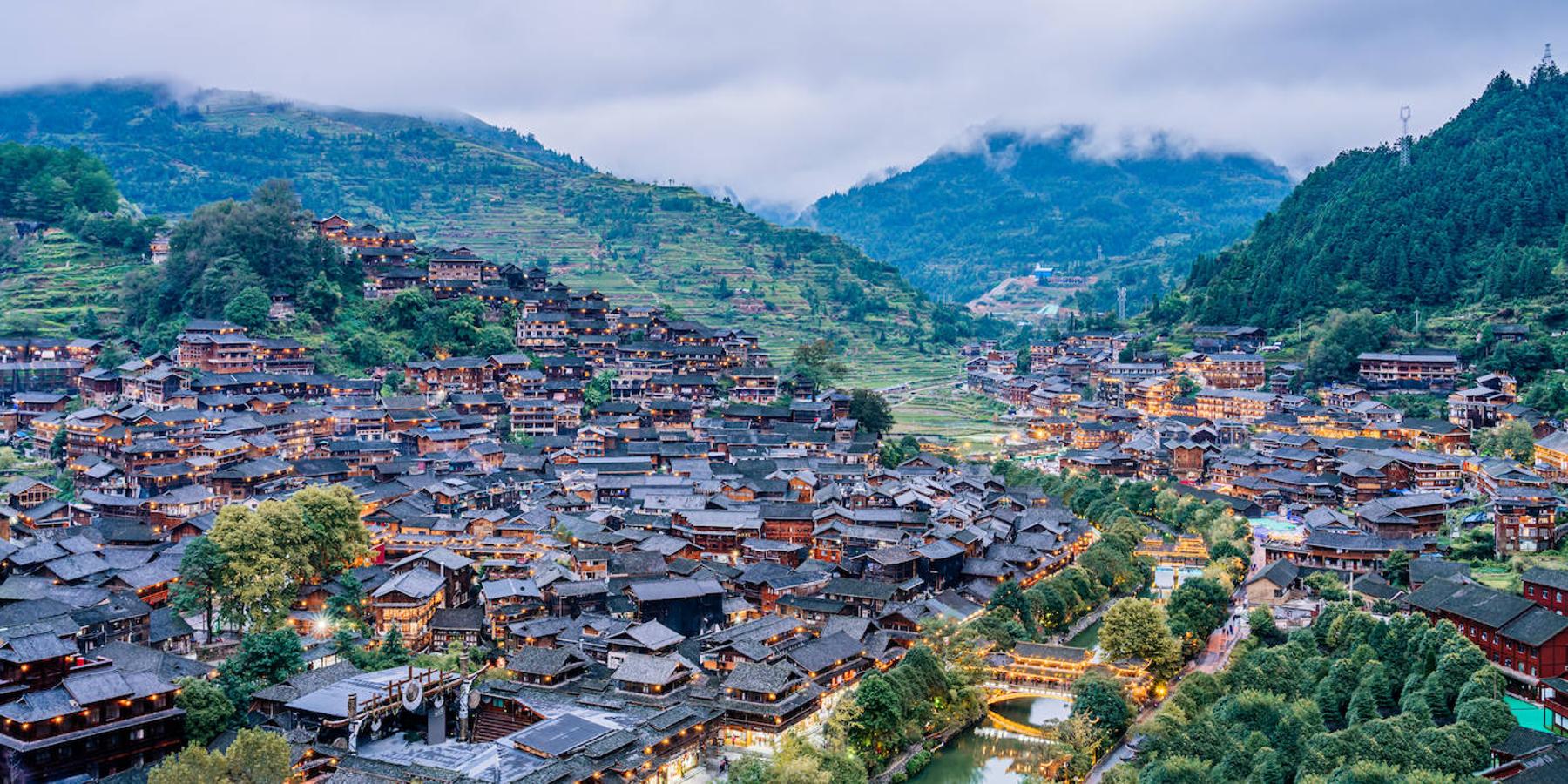 Xijiang (China): Esta aldea ubicada al norte de Guizhou es conocida como el pueblo de los mil hogares debido al millar de residencias de los miao que se encuentran en él. Un pueblo repleto de casas de madera oscura perfectamente ordenadas y rodeadas por un entorno de colinas boscosas y terrazas de arroz. Otro de esos pueblos de montaña capaces de dejar sin palabras a todo el que se acerque a descubrirlo.