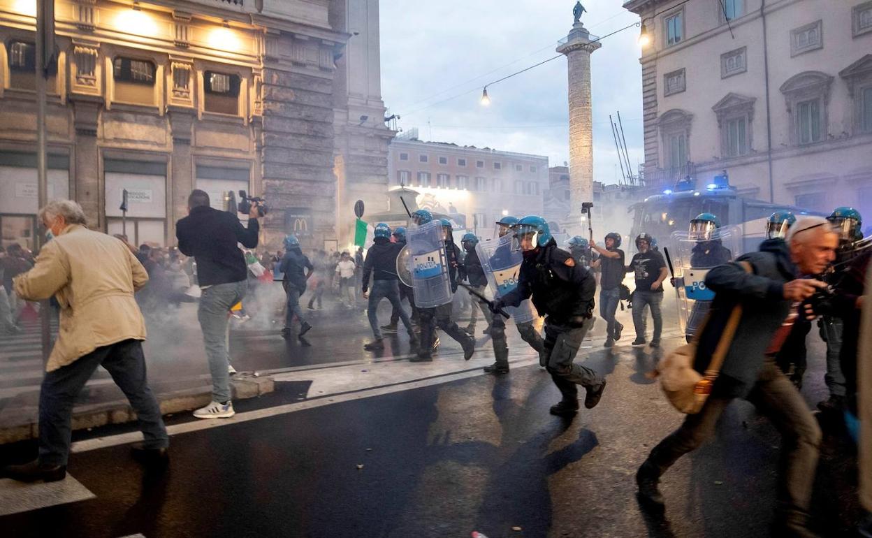 Carga policial para repeler un ataque lanzado por manifestantes violentos.