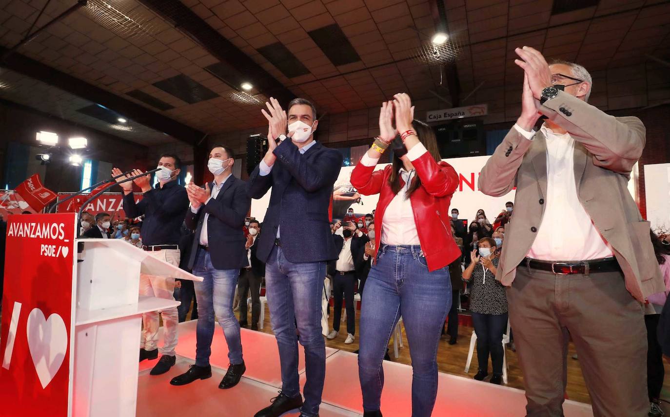 El presidente del Gobierno y secretario general del PSOE interviene en un acto público en Ponferrada.