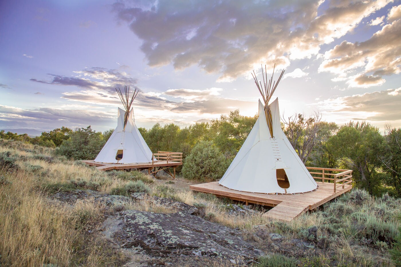 The Lodge & Spa en Brush Creek Ranch, EE UU. Está en un terreno de 30.000 acres en Sierra Madres, en Wyoming. Es un rancho de lujo con estilo. Además de habitaciones en la construcción principal, se puede pasar la noche en un tipi. 