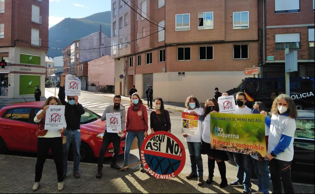 Un grupo de personas concentradas a las puertas del acto.