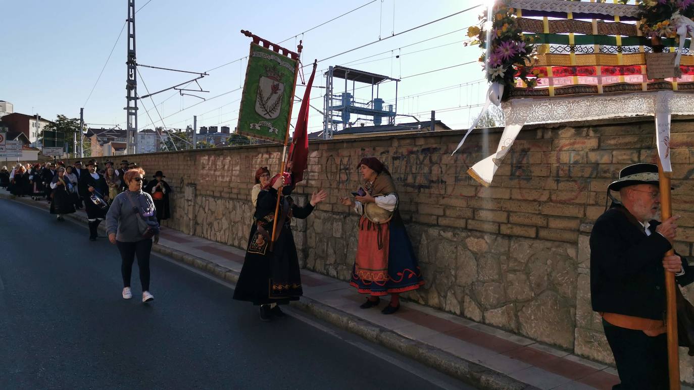 La Asociación Cultural Aguzo ha realizado su habitual romería en el día del Pilar en una caminata que ha partido desde San Marcos y ha concluído con una misa en La Virgen del Camino