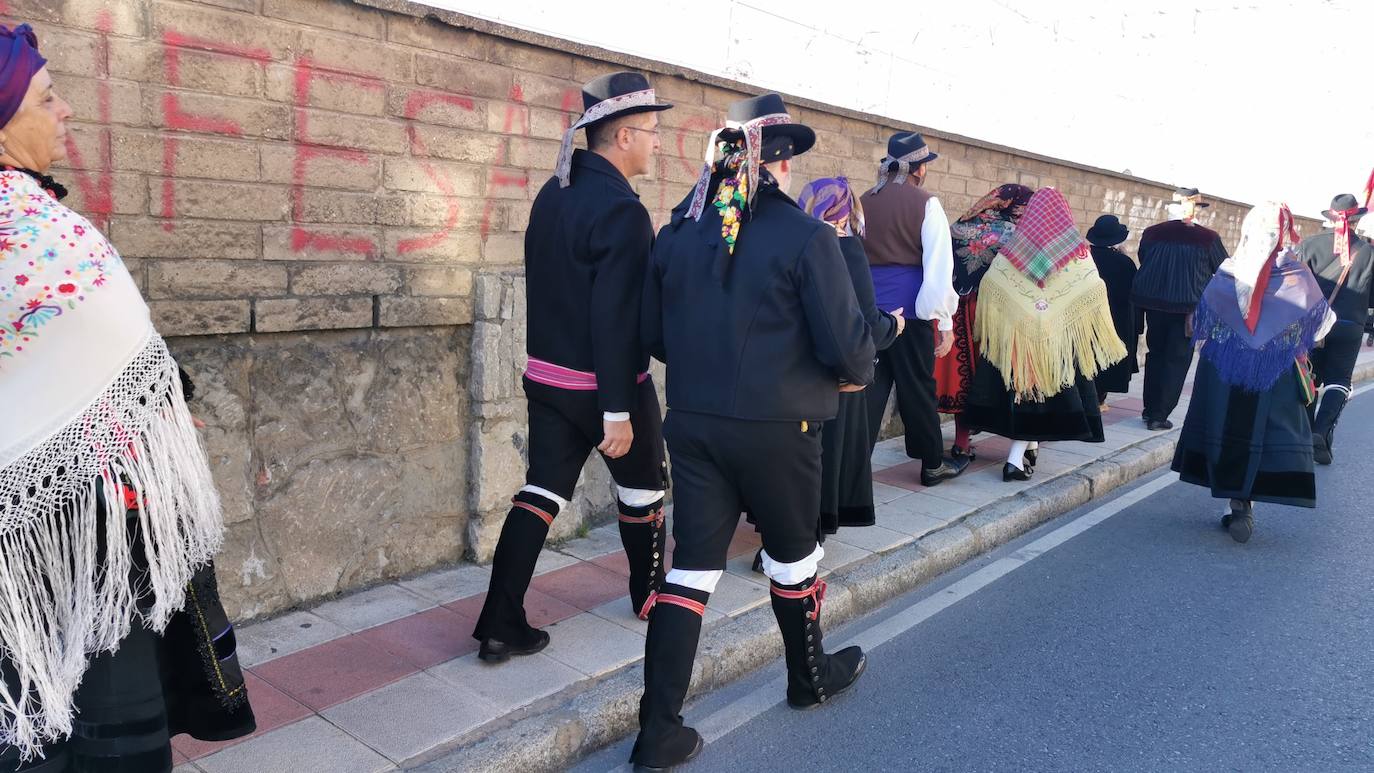 La Asociación Cultural Aguzo ha realizado su habitual romería en el día del Pilar en una caminata que ha partido desde San Marcos y ha concluído con una misa en La Virgen del Camino