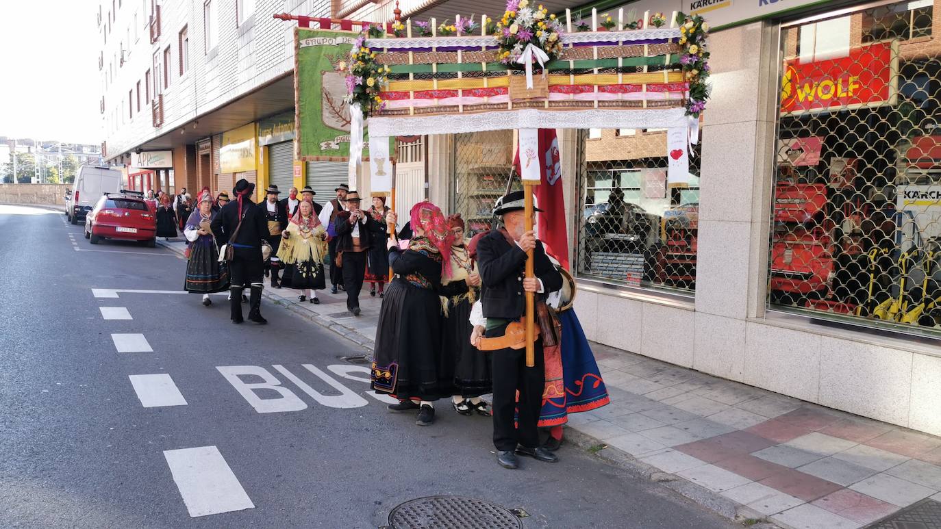 La Asociación Cultural Aguzo ha realizado su habitual romería en el día del Pilar en una caminata que ha partido desde San Marcos y ha concluído con una misa en La Virgen del Camino