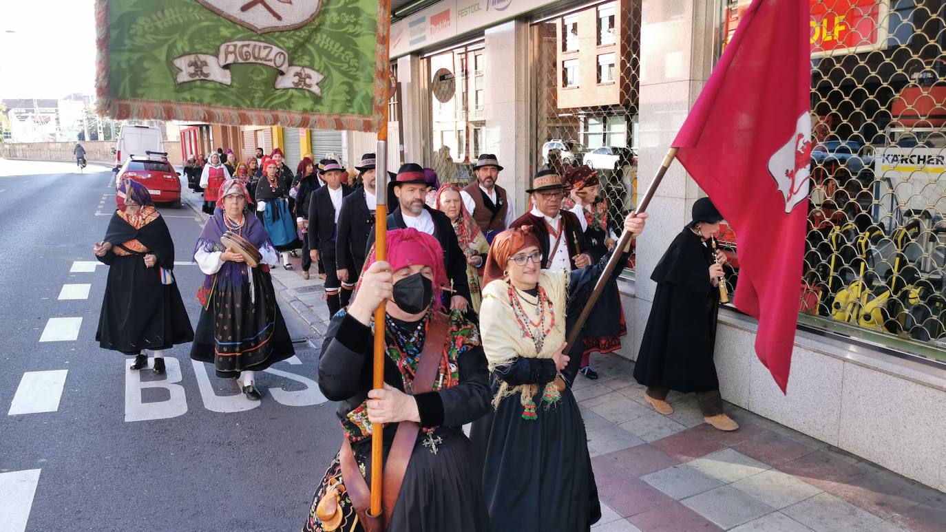 La Asociación Cultural Aguzo ha realizado su habitual romería en el día del Pilar en una caminata que ha partido desde San Marcos y ha concluído con una misa en La Virgen del Camino