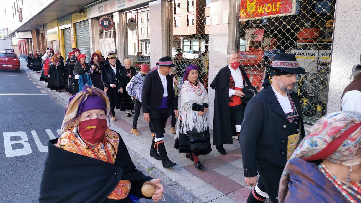 La Asociación Cultural Aguzo ha realizado su habitual romería en el día del Pilar en una caminata que ha partido desde San Marcos y ha concluído con una misa en La Virgen del Camino