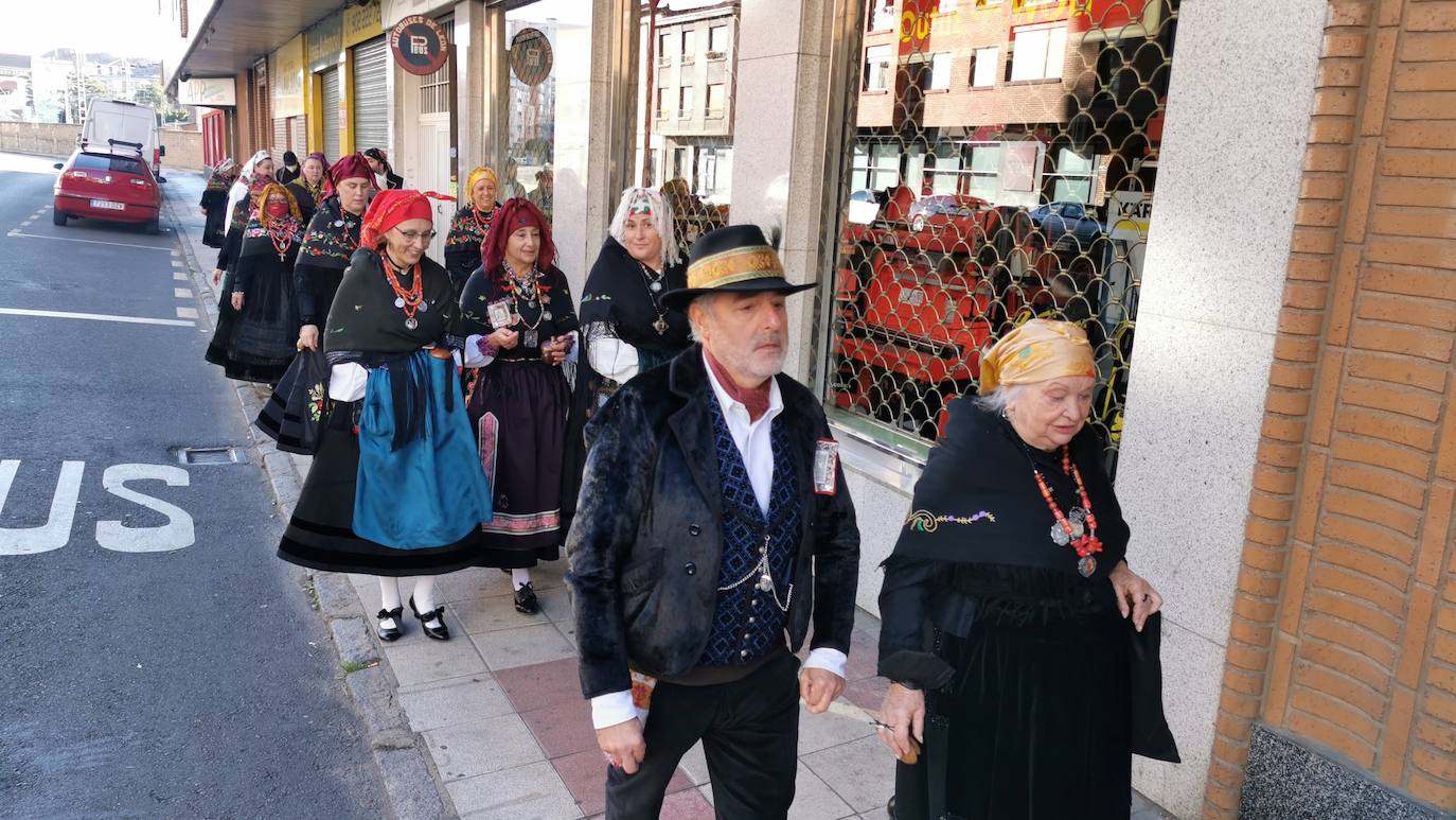 La Asociación Cultural Aguzo ha realizado su habitual romería en el día del Pilar en una caminata que ha partido desde San Marcos y ha concluído con una misa en La Virgen del Camino