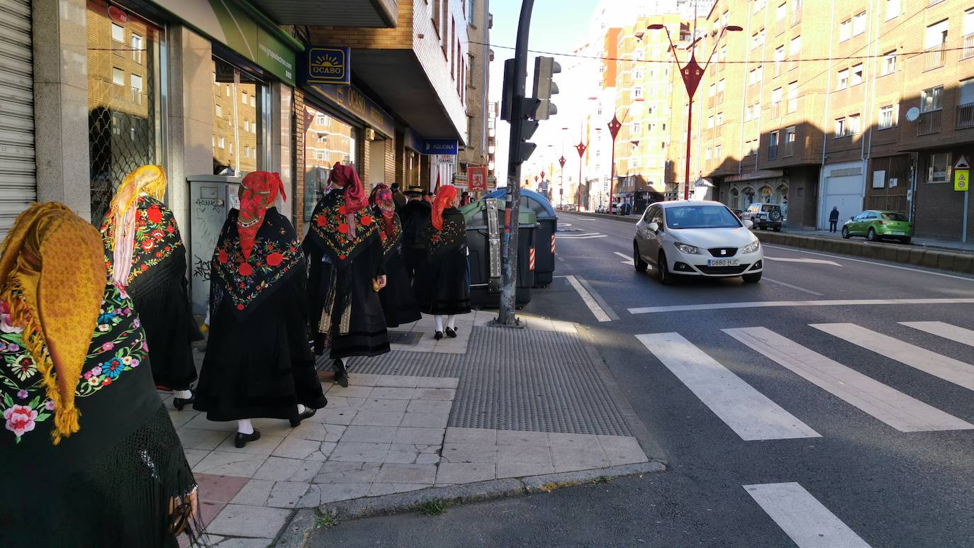 La Asociación Cultural Aguzo ha realizado su habitual romería en el día del Pilar en una caminata que ha partido desde San Marcos y ha concluído con una misa en La Virgen del Camino