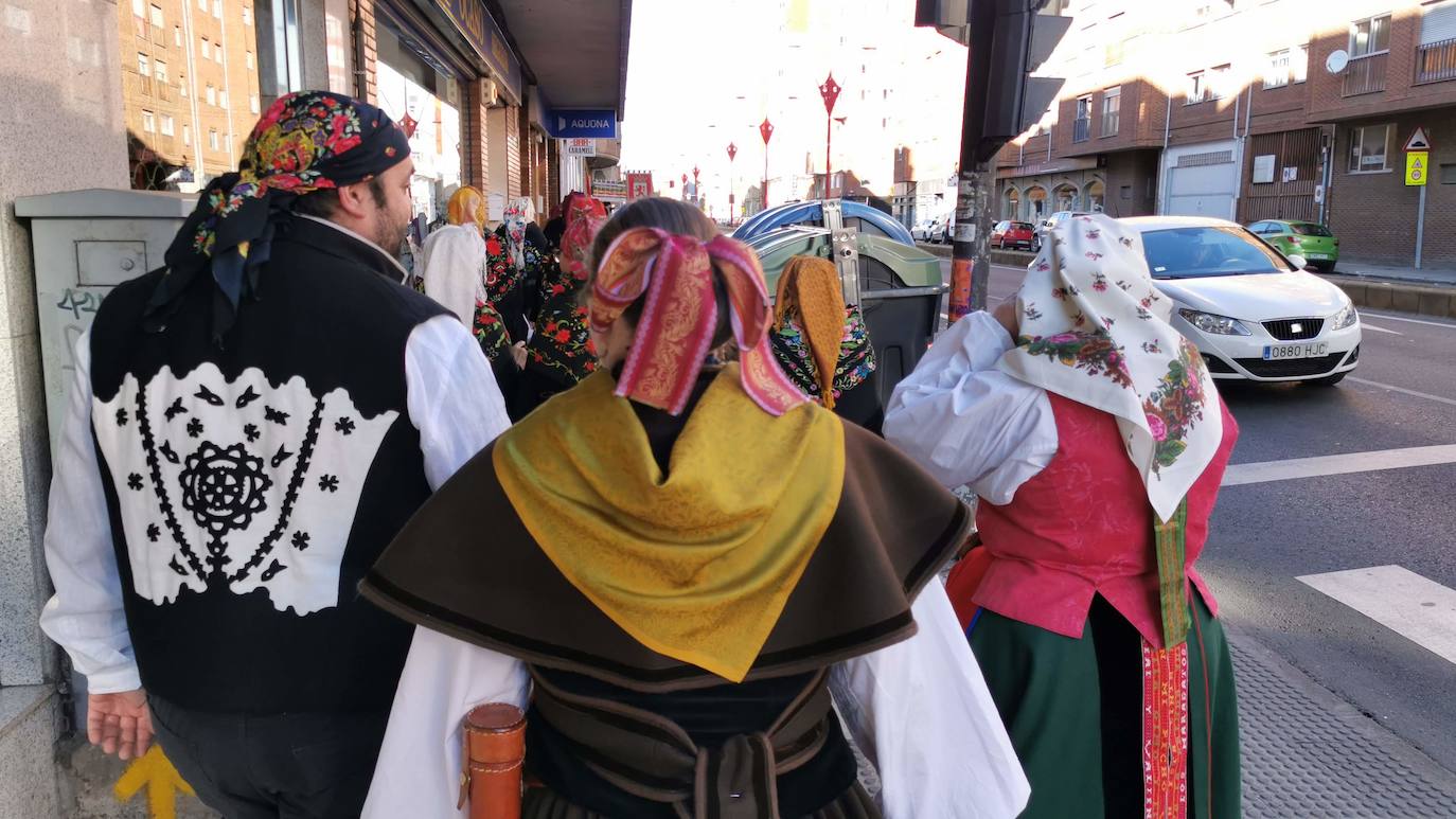 La Asociación Cultural Aguzo ha realizado su habitual romería en el día del Pilar en una caminata que ha partido desde San Marcos y ha concluído con una misa en La Virgen del Camino