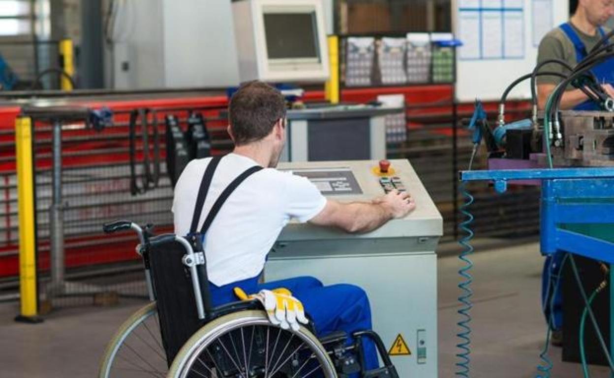 Un trabajador con discapacidad en una fábrica.