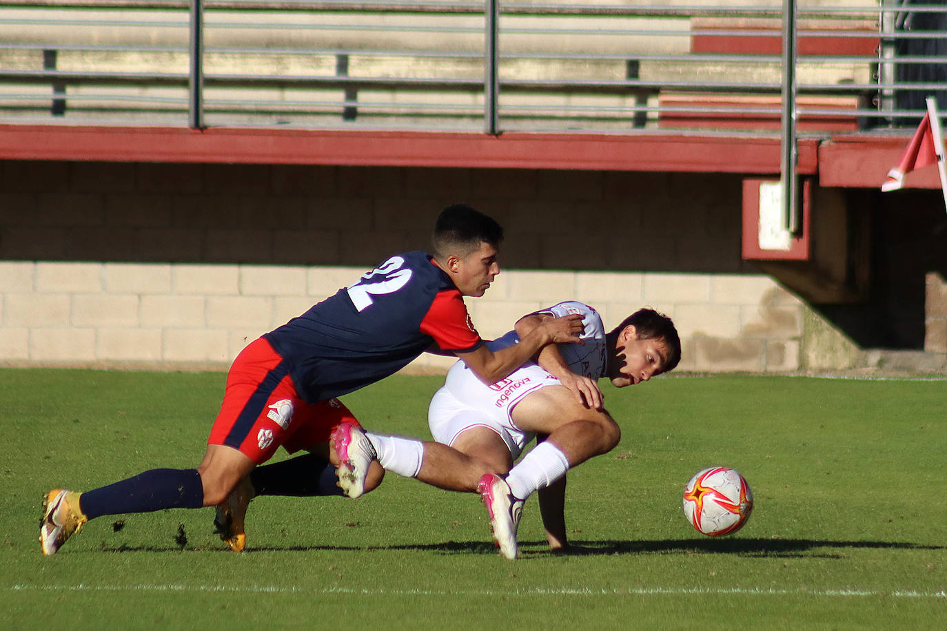 Dos goles de Manso le valen a los de Isra Martínez para imponerse por 3-1 a los bercianos.