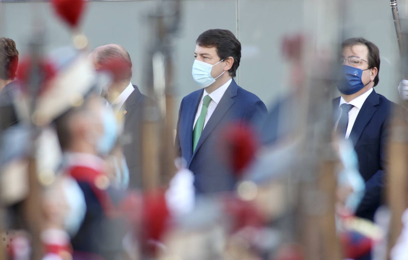 El presidente de la Junta asiste al acto de Homenaje a la Bandera con motivo de la Fiesta Nacional de España.