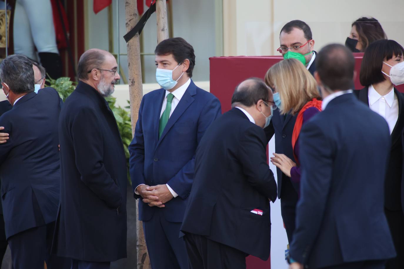 El presidente de la Junta asiste al acto de Homenaje a la Bandera con motivo de la Fiesta Nacional de España.