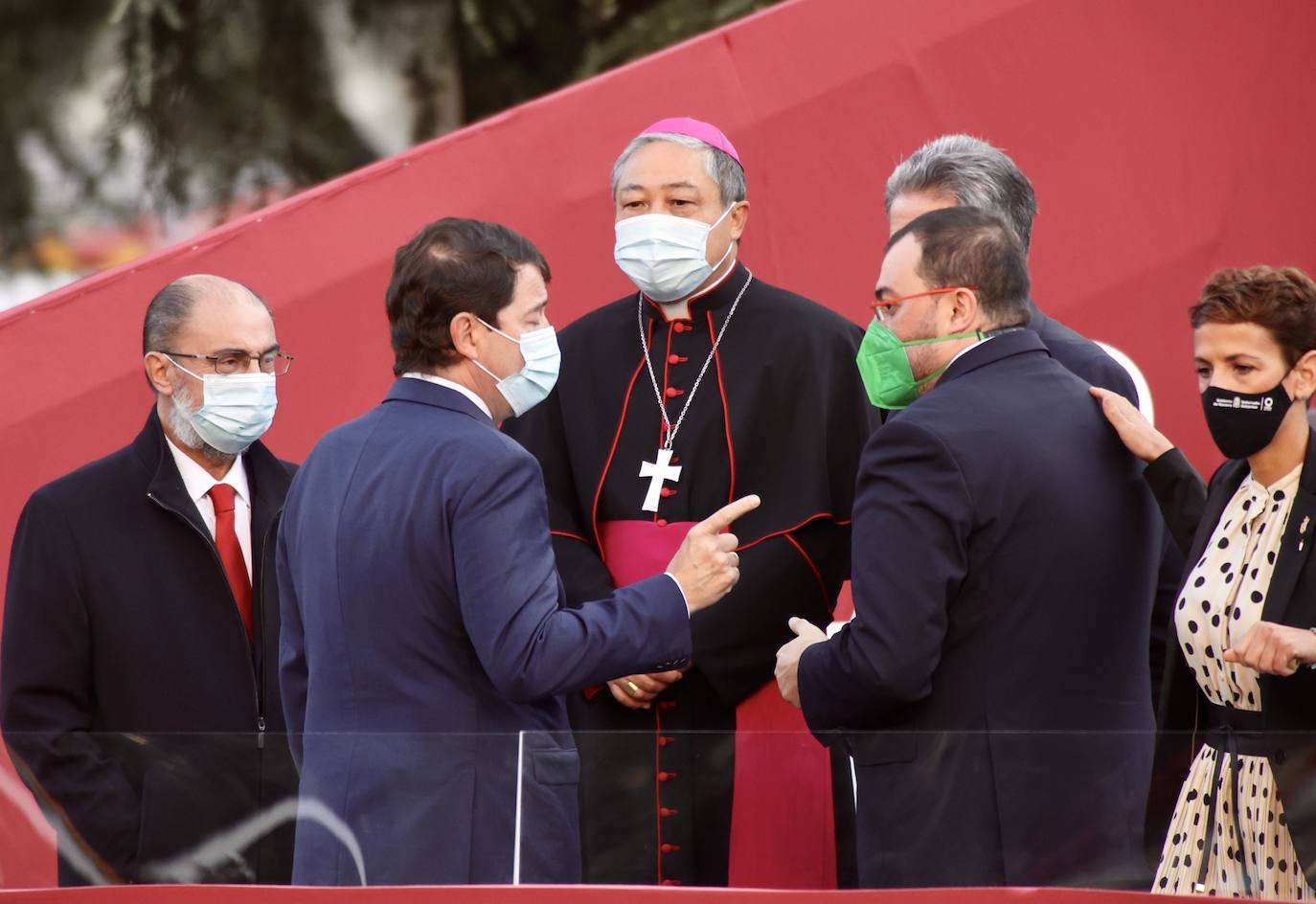 El presidente de la Junta asiste al acto de Homenaje a la Bandera con motivo de la Fiesta Nacional de España.