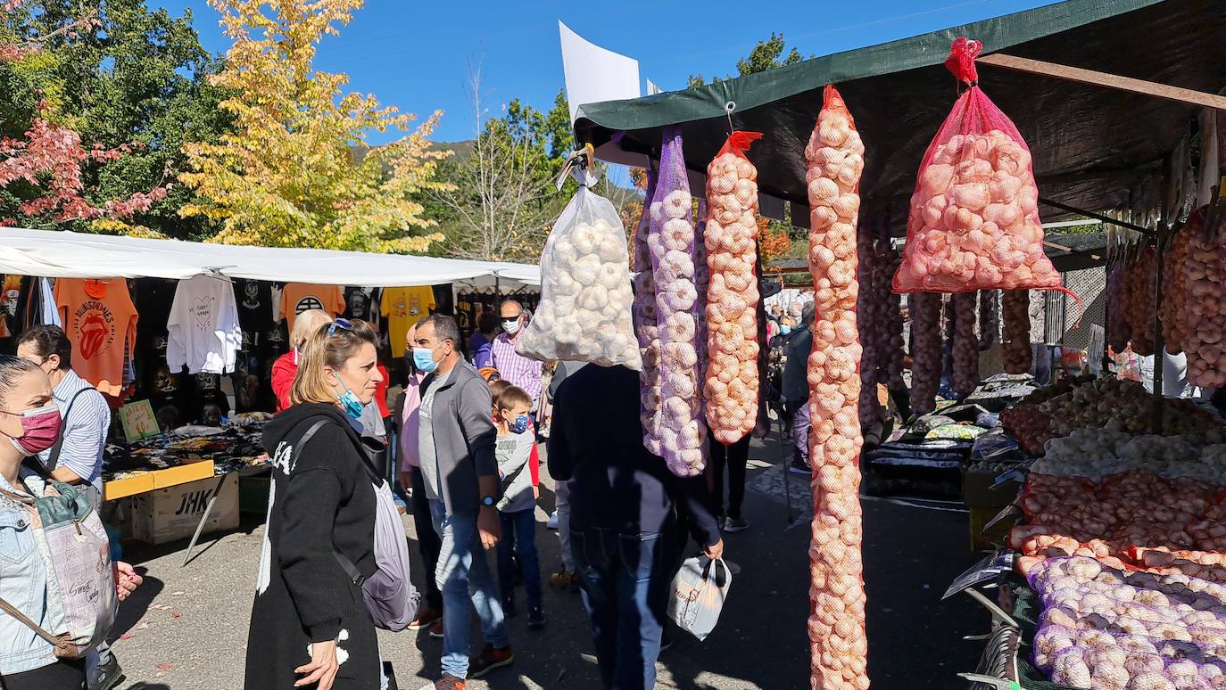 'Pulpadas', Feria de Ganado y más de 200 puestos llenan de color el Valle de Laciana.