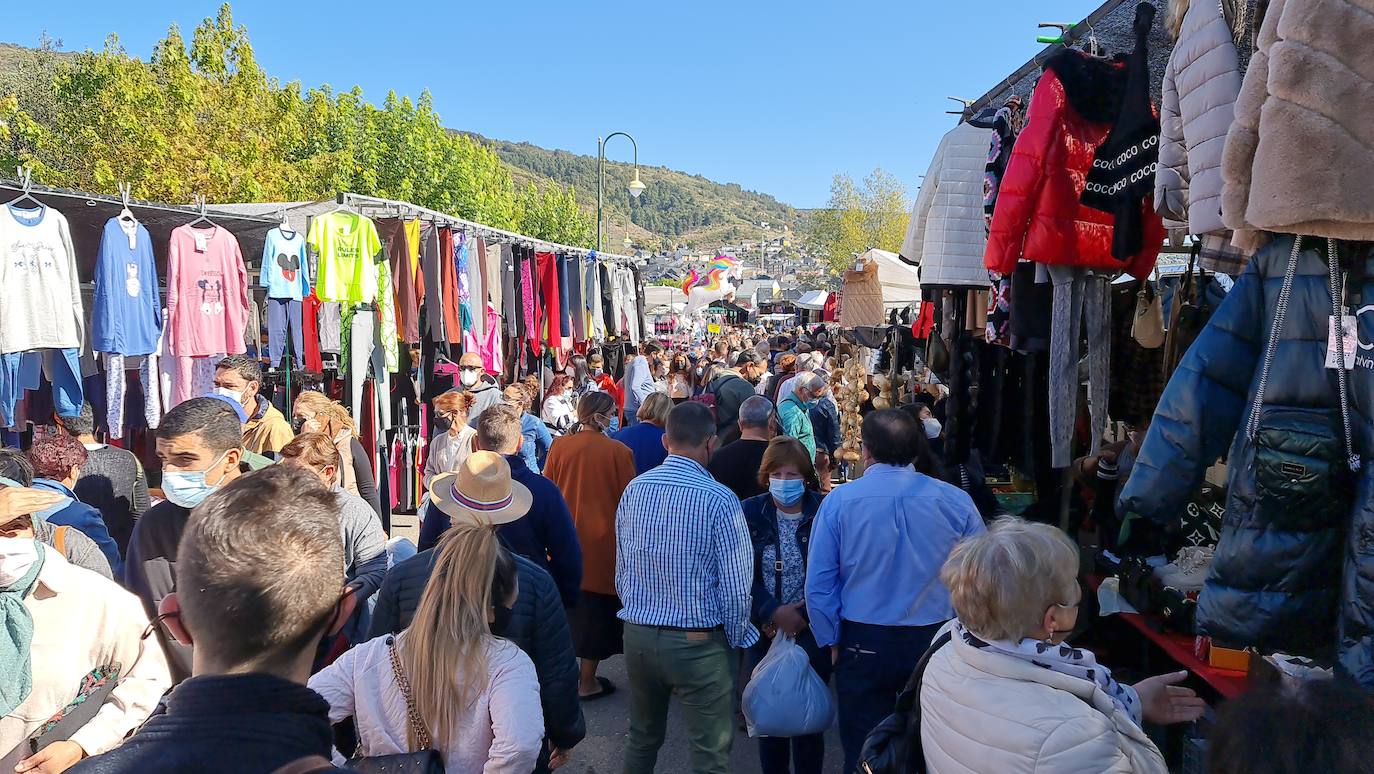 'Pulpadas', Feria de Ganado y más de 200 puestos llenan de color el Valle de Laciana.