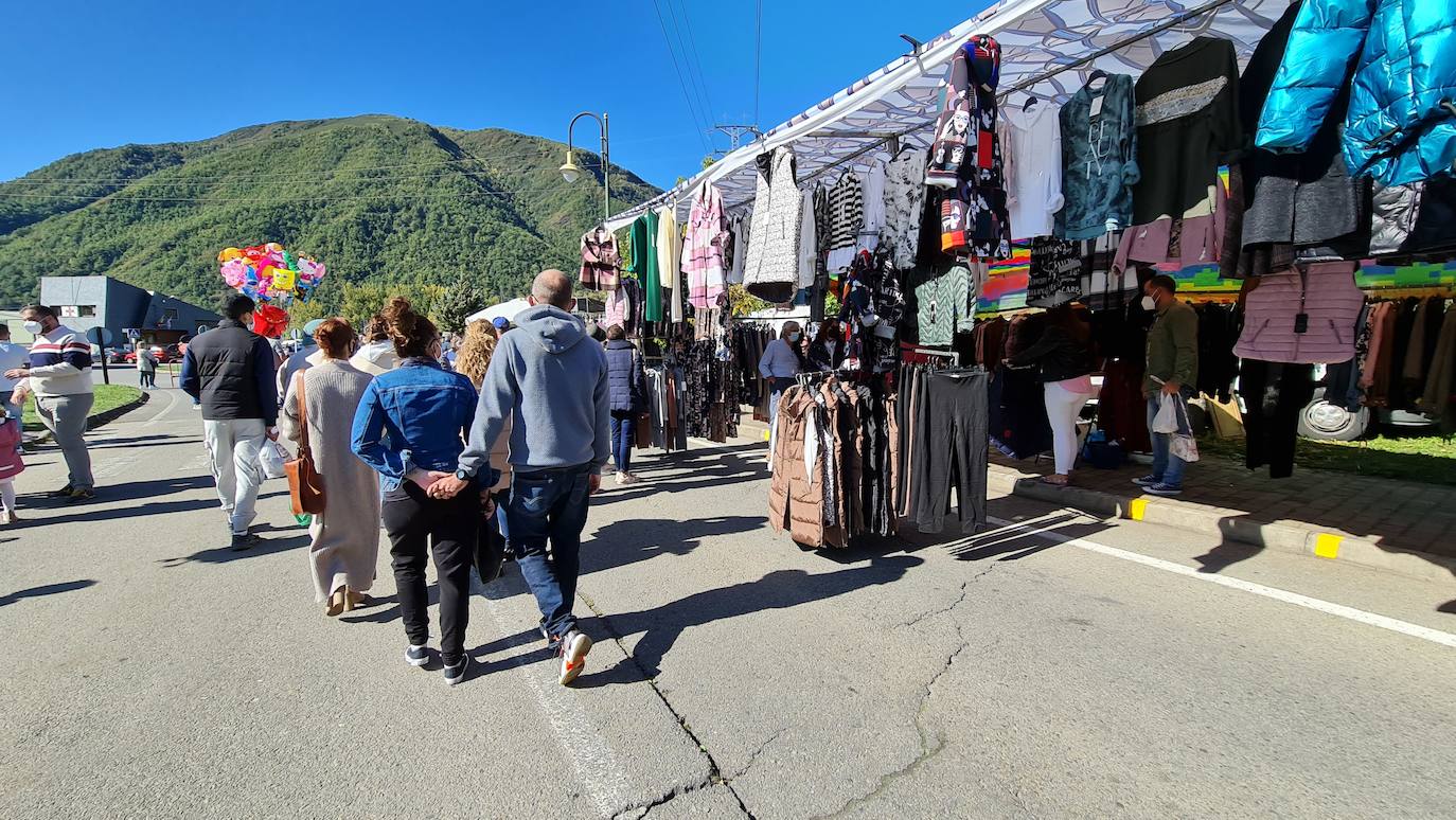 'Pulpadas', Feria de Ganado y más de 200 puestos llenan de color el Valle de Laciana.