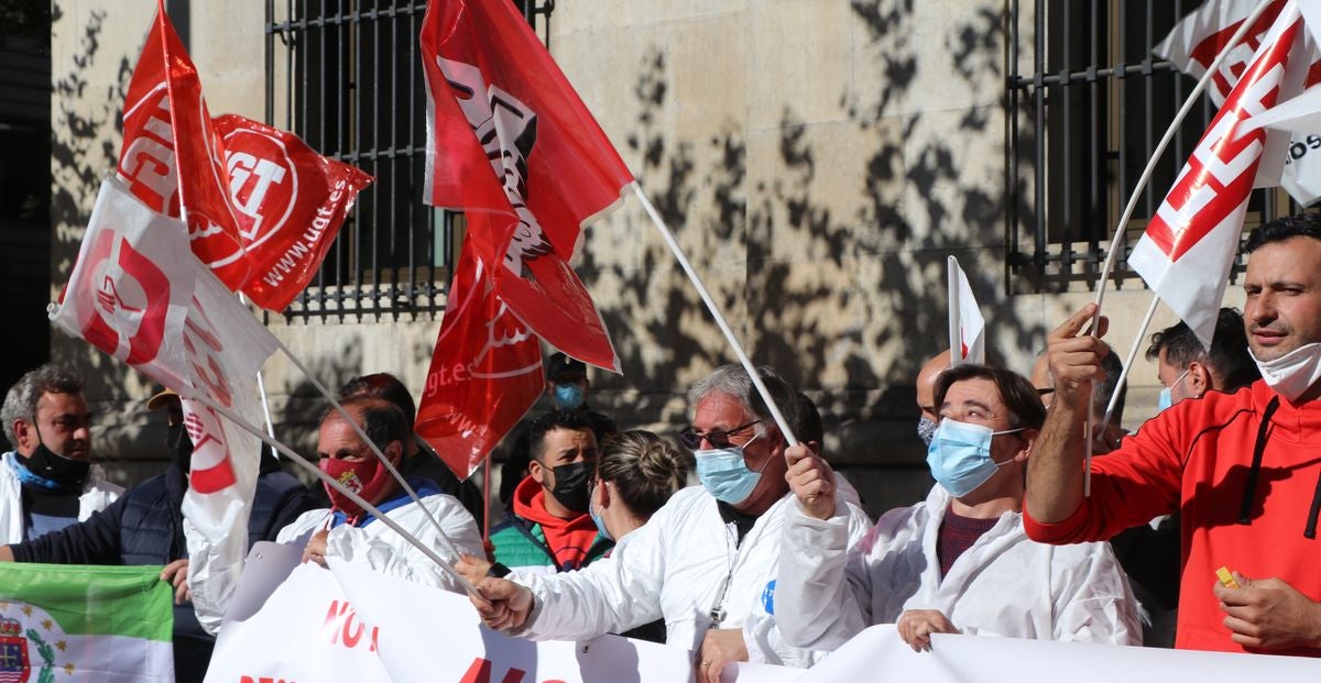 Protesta de los trabajadores de Jupiter Bach frente a la subdelegación del Gobierno en León.