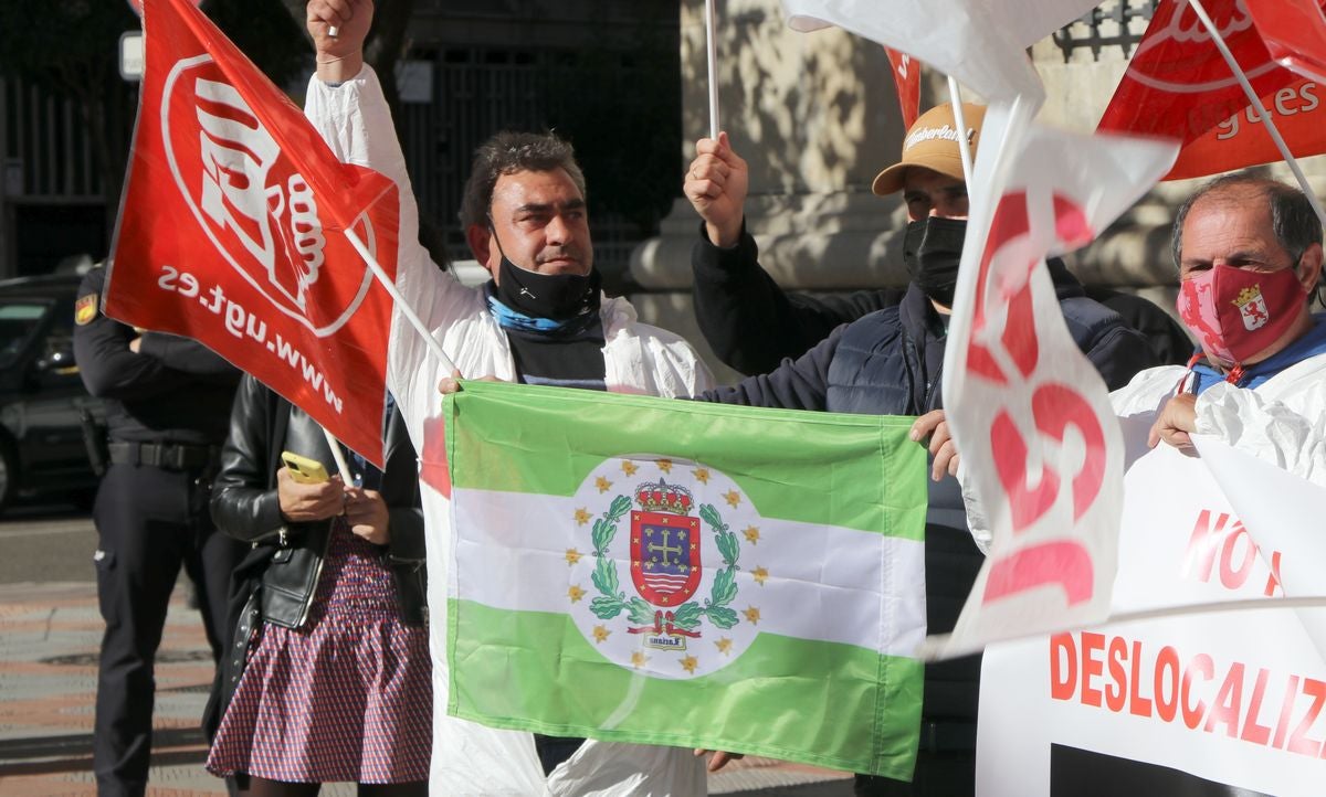 Protesta de los trabajadores de Jupiter Bach frente a la subdelegación del Gobierno en León.