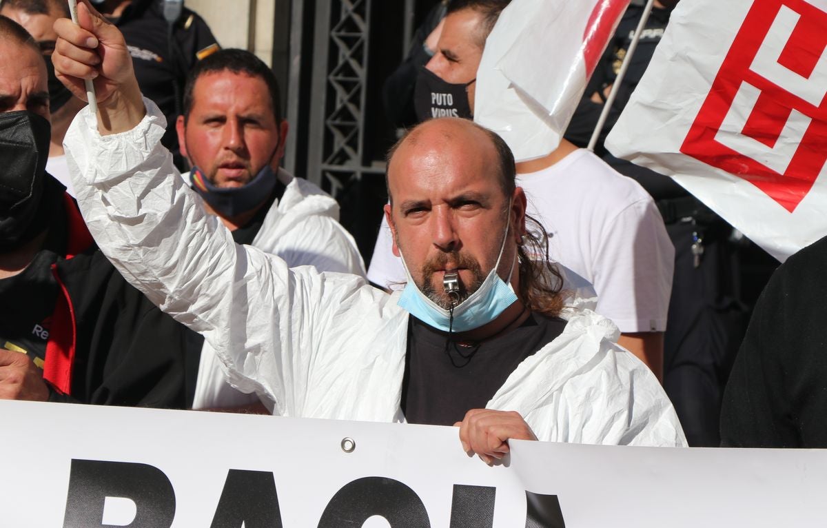 Protesta de los trabajadores de Jupiter Bach frente a la subdelegación del Gobierno en León.