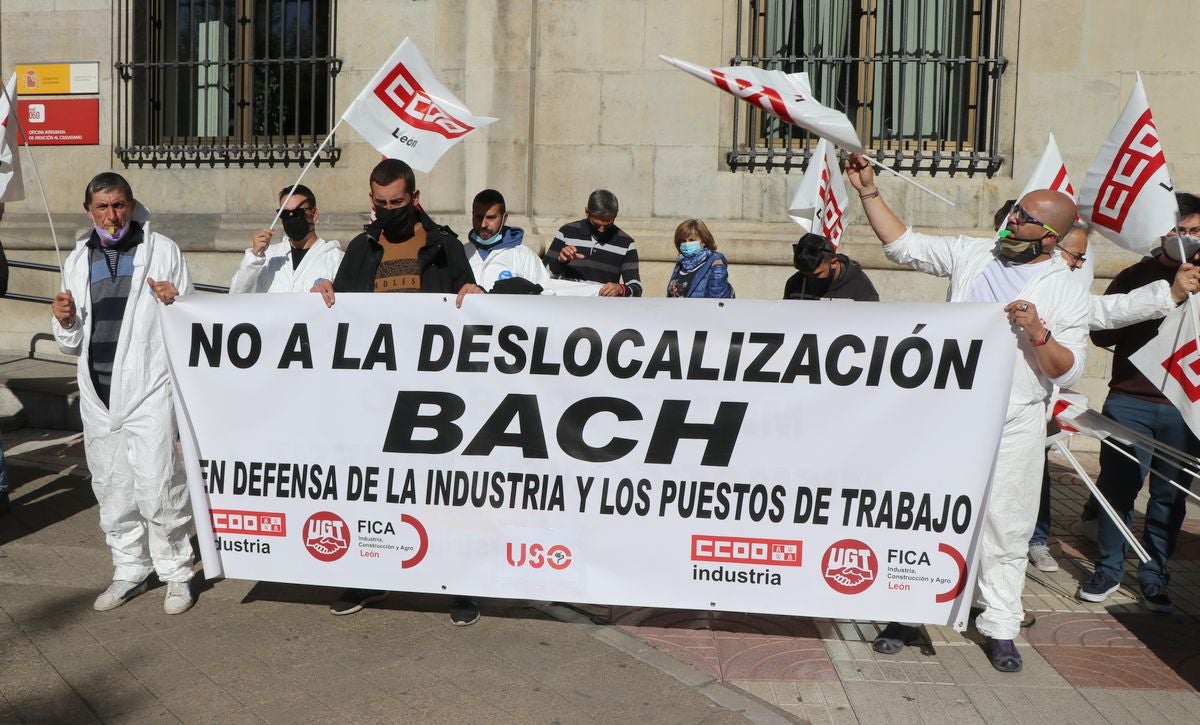 Protesta de los trabajadores de Jupiter Bach frente a la subdelegación del Gobierno en León.