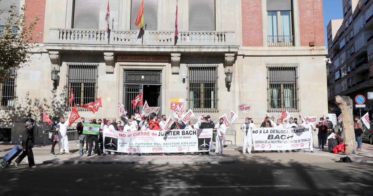 Protesta de los trabajadores de Jupiter Bach frente a la subdelegación del Gobierno en León.