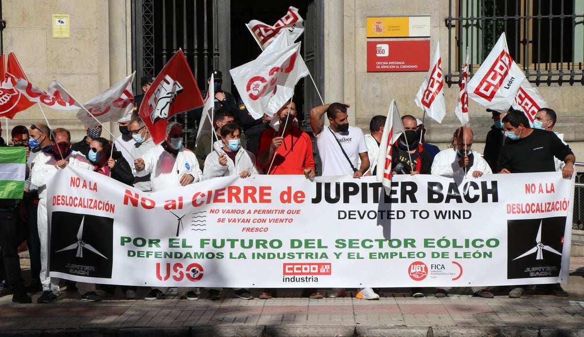 Protesta de los trabajadores de Jupiter Bach frente a la subdelegación del Gobierno en León.