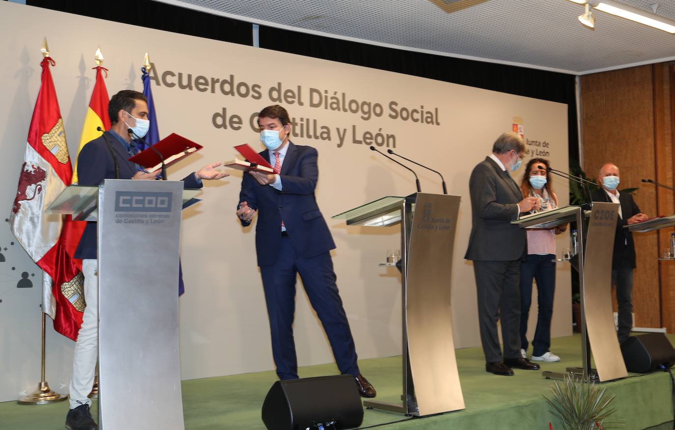 El presidente de la Junta de Castilla y León, Alfonso Fernández Mañueco, firma varios acuerdos con los agentes sociales y económicos en el marco del Consejo del Diálogo Social.