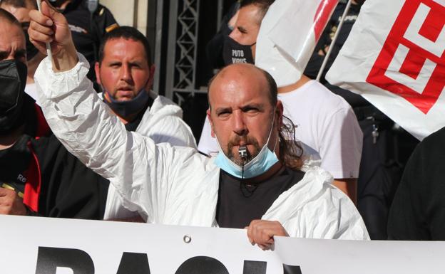 Galería. Protesta de los trabajadores de Jupiter Bach frente a la subdelegación del Gobierno en León.