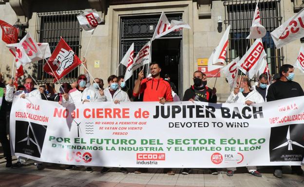 Protesta de los trabajadores de Jupiter Bach frente a la subdelegación del Gobierno en León.