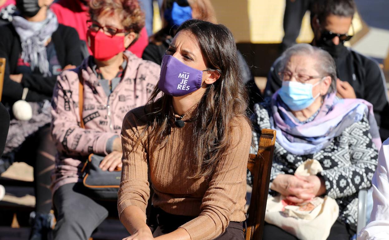 La ministra de Igualdad, Irene Montero, asiste al acto por el Día Internacional de las Mujeres Rurales en el municipio de San Pelayo (Valladolid).