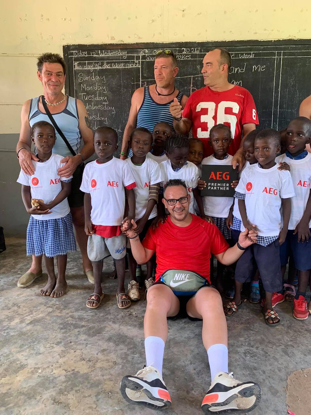 Un grupo de ocho amigos leoneses viaja a Gambia para entregar material escolar, comida y ropa a las familias más necesitadas del que es el décimo país más pobre del mundo.