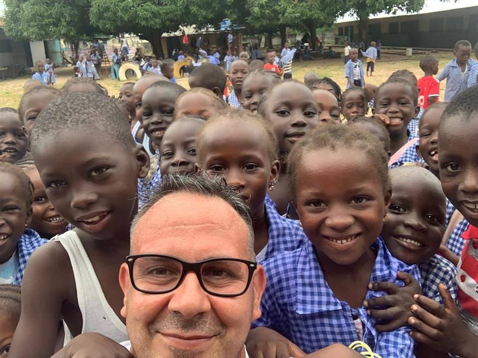 Un grupo de ocho amigos leoneses viaja a Gambia para entregar material escolar, comida y ropa a las familias más necesitadas del que es el décimo país más pobre del mundo.