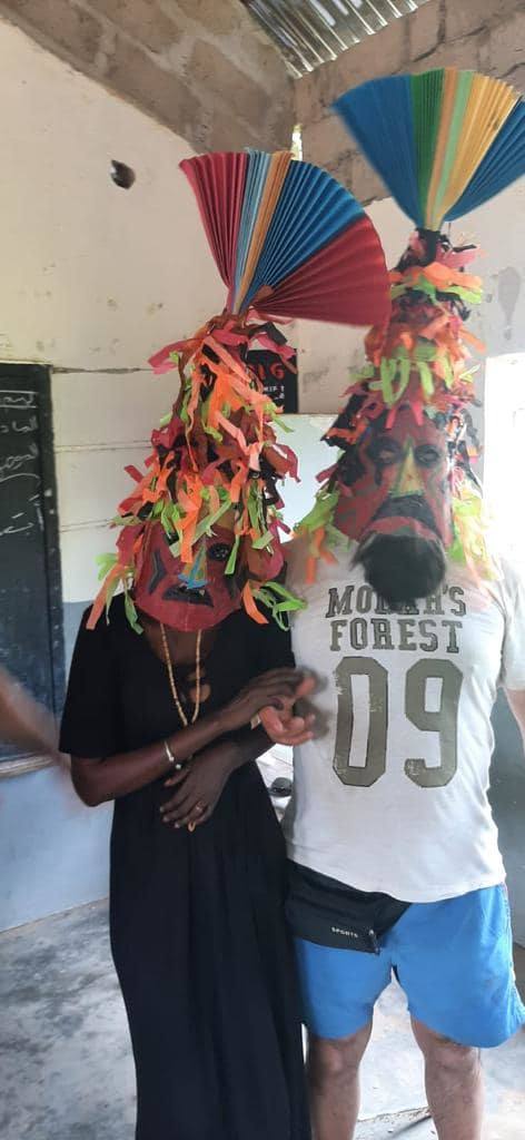 Un grupo de ocho amigos leoneses viaja a Gambia para entregar material escolar, comida y ropa a las familias más necesitadas del que es el décimo país más pobre del mundo.